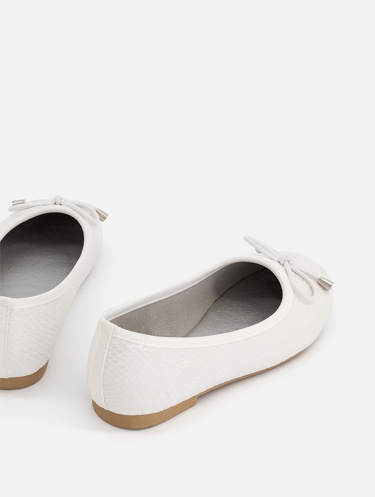 Girls white pumps shop